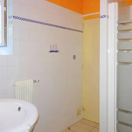 Semi-detached House, بيت للعطل *