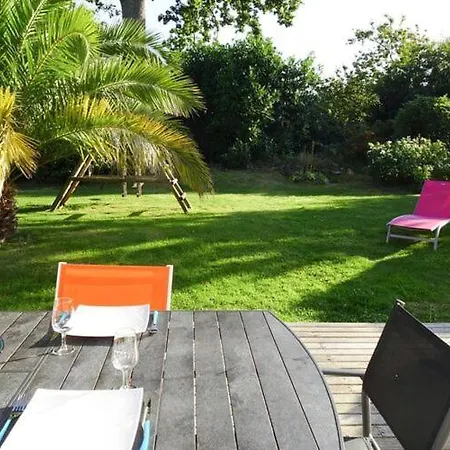 Semi-detached House, بيت للعطل